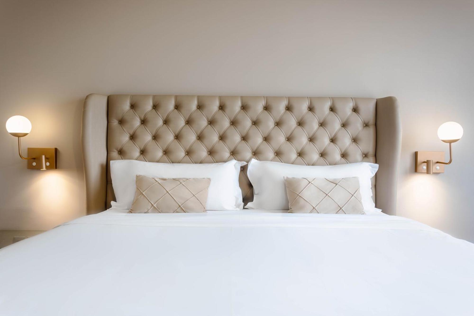 Ouro Minas Hotel Belo Horizonte, Dolce By Wyndham Extérieur photo A bed with a tufted headboard
