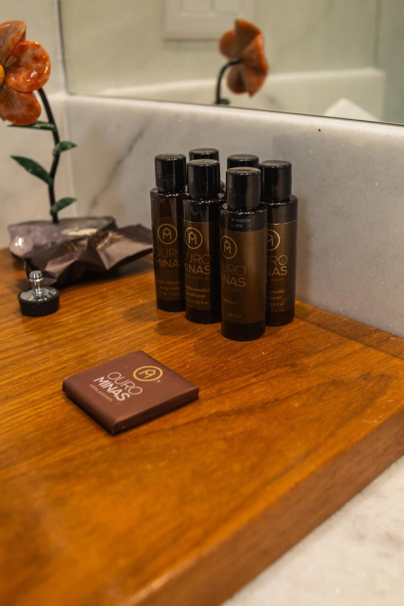 Ouro Minas Hotel Belo Horizonte, Dolce By Wyndham Extérieur photo A chocolate bar and a bottle of wine