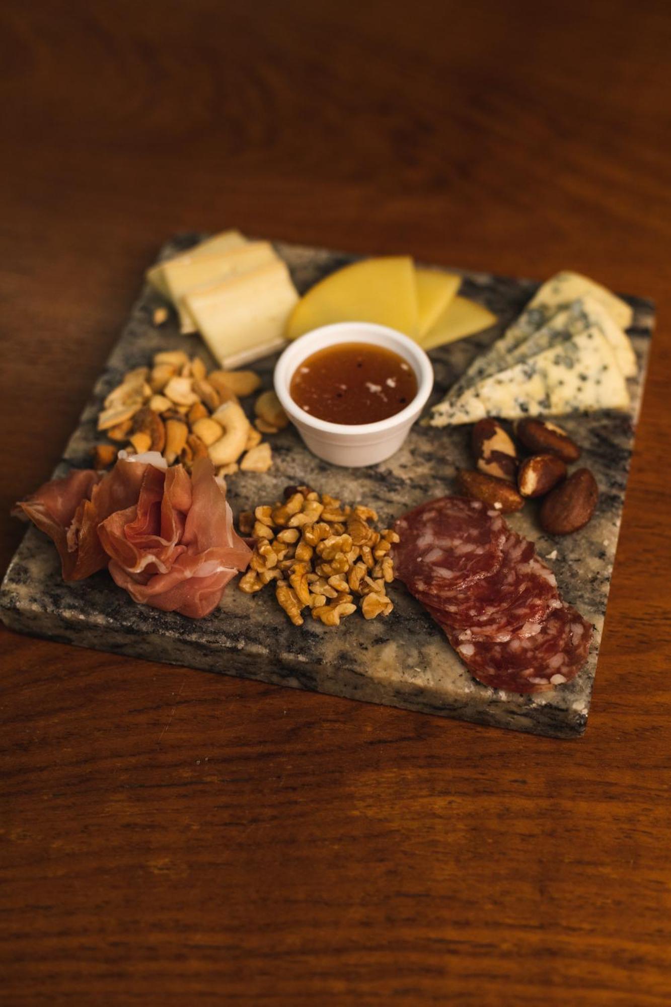 Ouro Minas Hotel Belo Horizonte, Dolce By Wyndham Extérieur photo A cheese and sausage platter